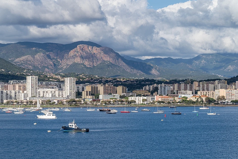 Vue d’Ajaccio depuis le port des ferries