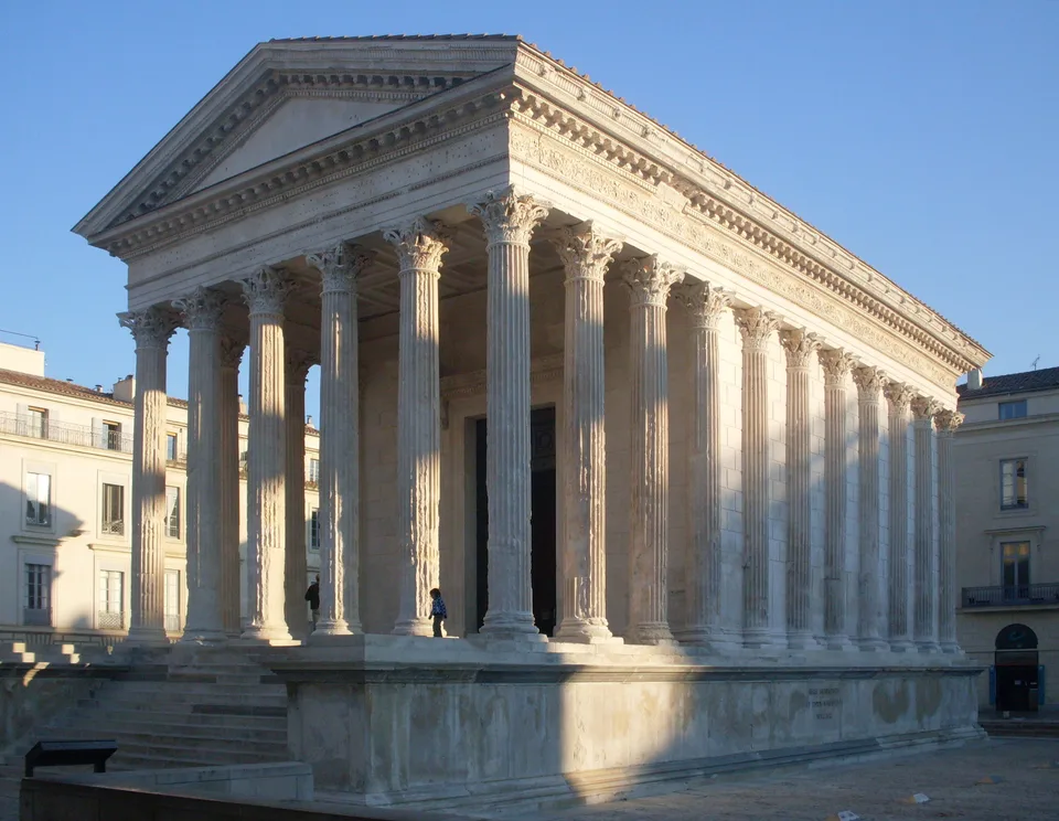 La Maison Carrée à Nîmes, vue de la façade et des colonnes