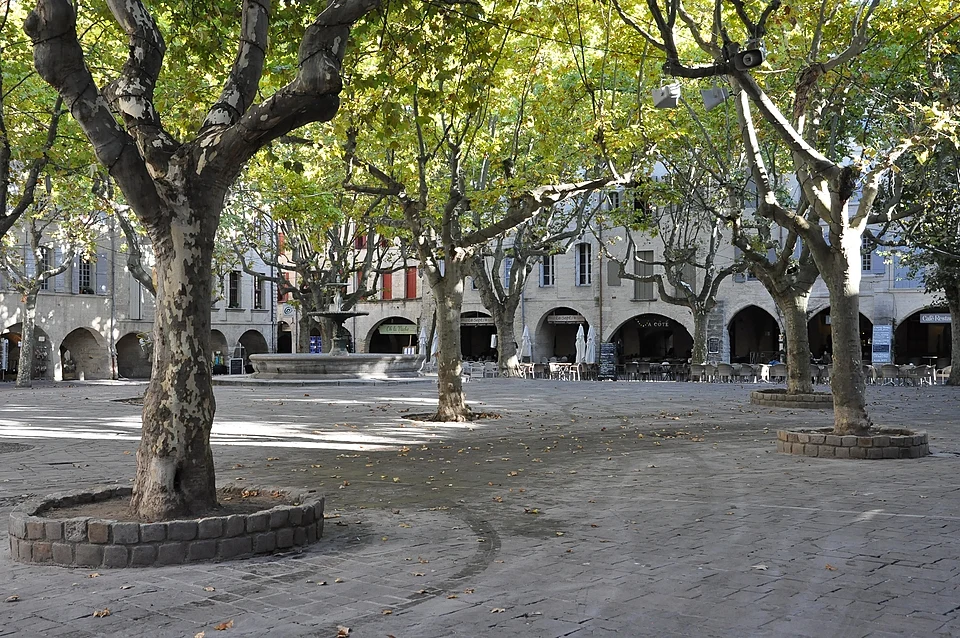 La place aux Herbes à Uzès