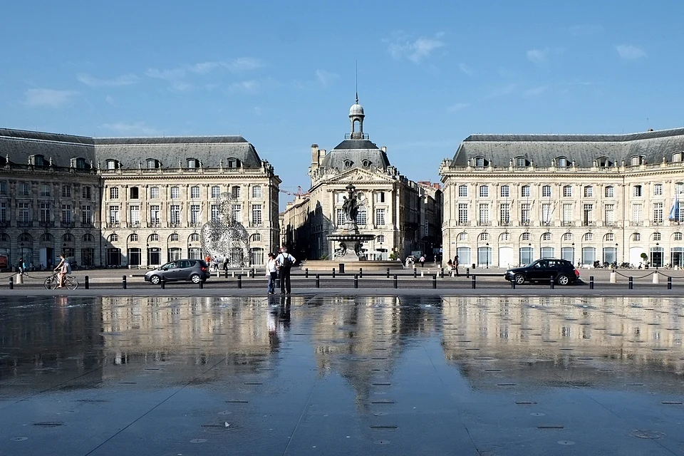 Vue sur la place de la Bourse et le miroir d’eau à Bordeaux