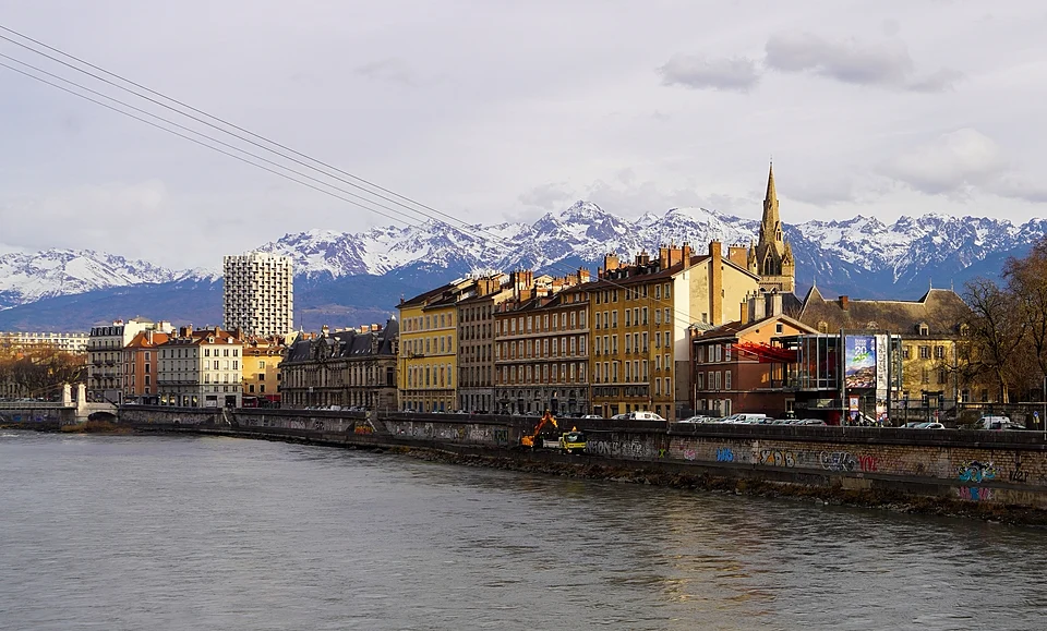 Vue de Grenoble avec les Alpes en arrière-plan