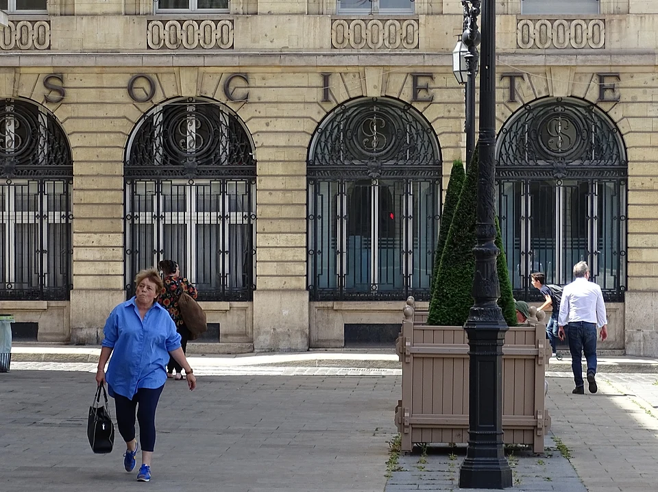 Rue de Reims avec des commerces